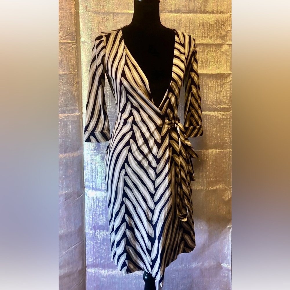 Diane von Furstenberg Black and White Wrap Dress. Size 2.